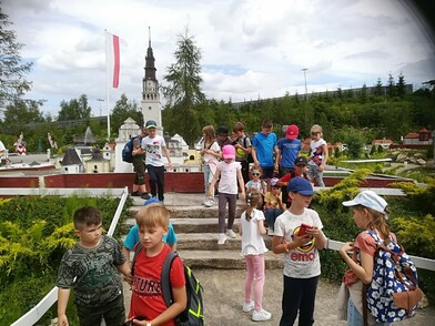 Dzieci na wycieczce do Bałtowa